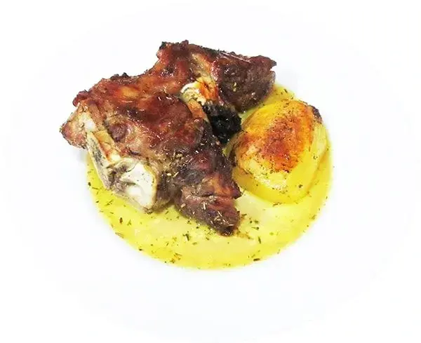 codillo de cerdo asado al horno con patatas
